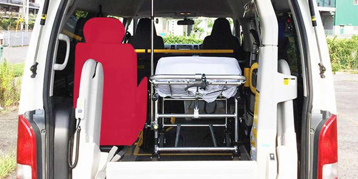 付き添いする方が患者様のお隣に乗れます（赤いシート）